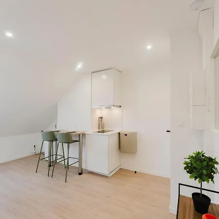 1-bedroom Attic Flat, Close To The Underground Lejlighed