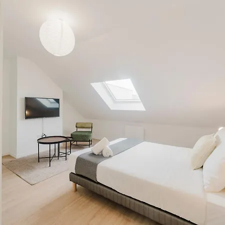 1-bedroom Attic Flat, Close To The Underground Lejlighed Lambersart